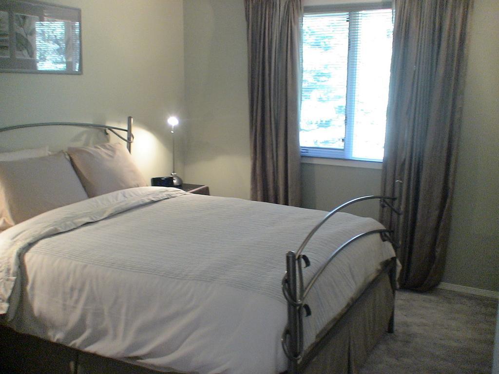 Bragg Creek Redwood Meadows Bed And Breakfast الغرفة الصورة